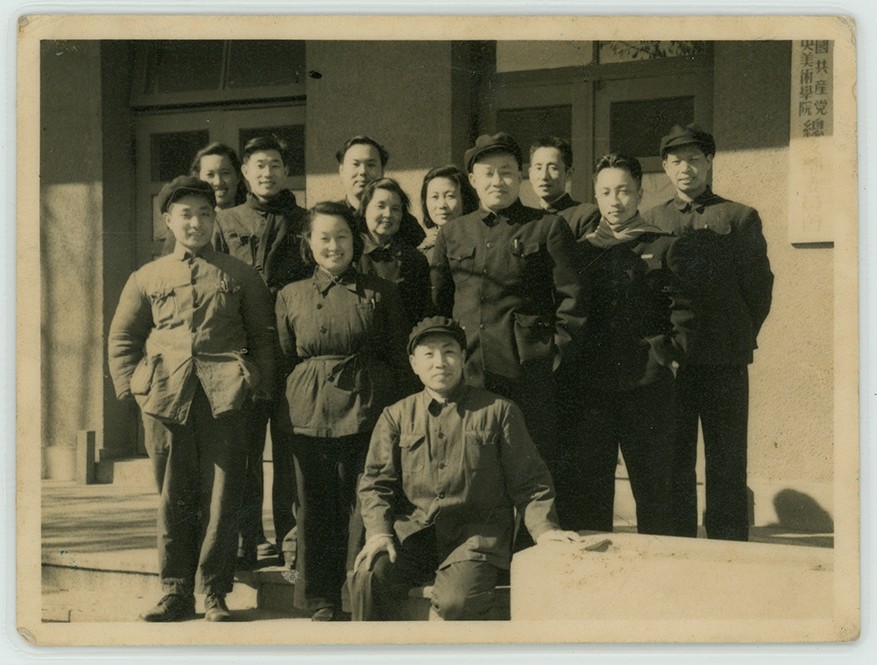 16 1953年胡一川南下前，中央美院同事为他送行后留影。.jpg