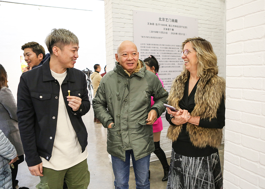 Ms. Meg Maggio talked with artists at Pékin Fine Arts.jpg