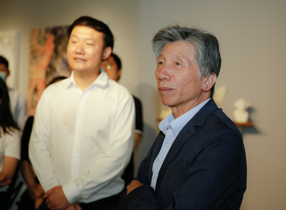 2、中央美术学院范迪安院长在展览现场.jpg