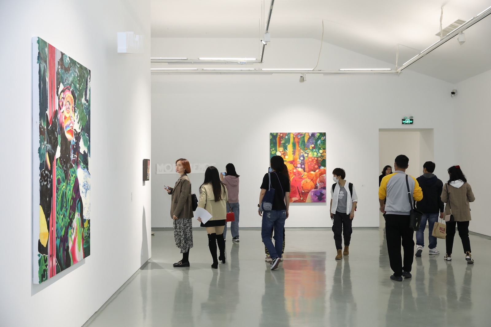 19.展览开幕现场：观众观展.JPG