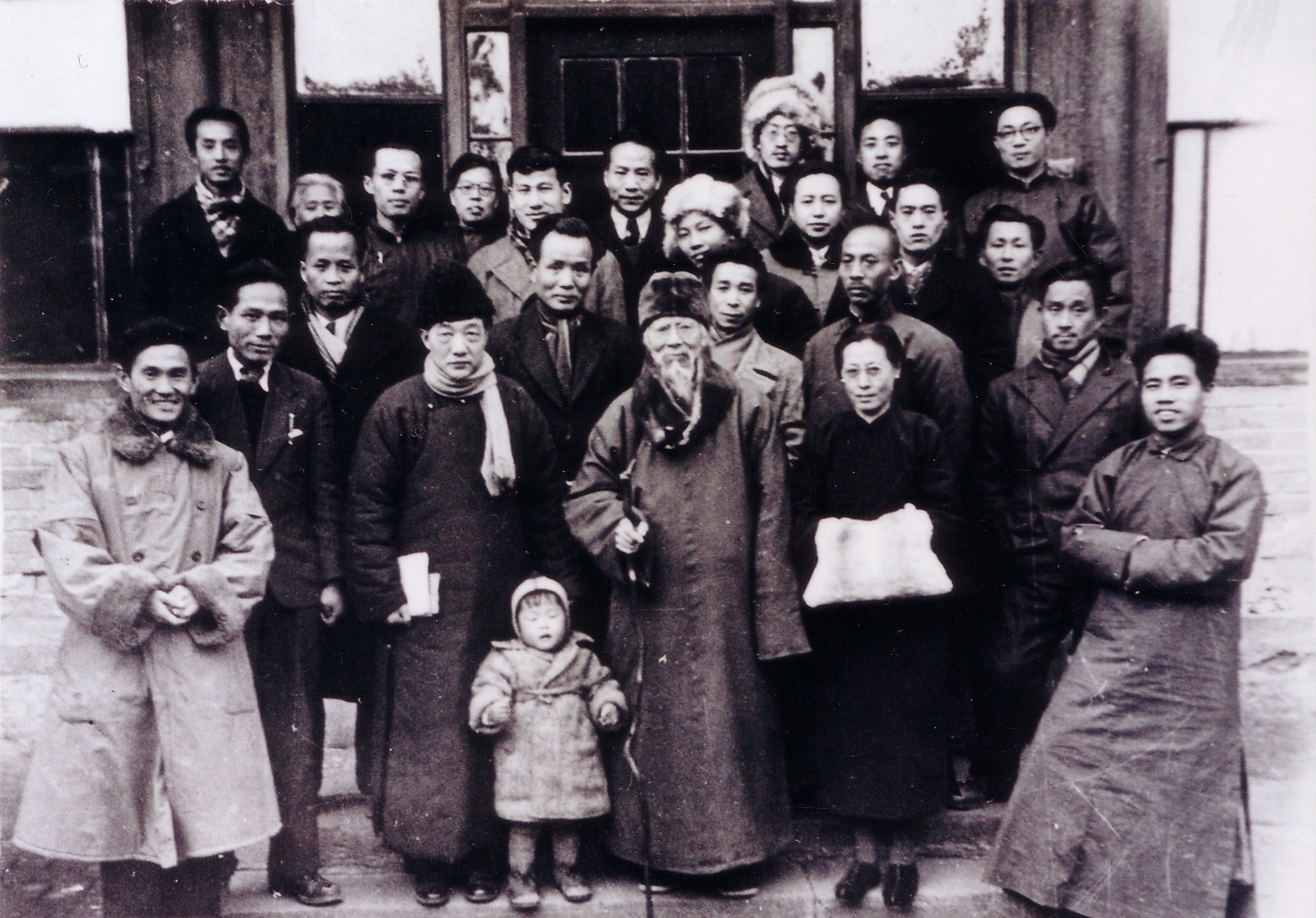 27 Group photo of founding teachers of the National Art School in Beiping at 14 Yangyi Hutong in October 1946 (Photo by Song Buyun).jpg