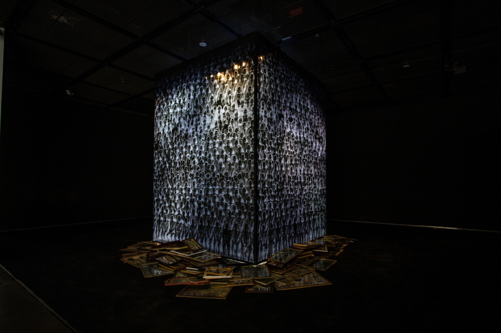 07 “Identifying Negative Films”, Mao Tongqiang, materials, film, wood, glass, pictures, 4 meters high and 3 meters wide × 3 meters, 2020.jpg