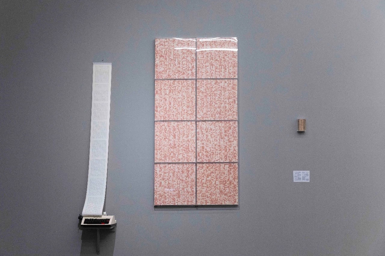 高远 编码 现成品装置（左） 高远 桃花源 180x90cm 纸本设色 2019（中） 高远 山水 字典 7.5x4cm 现成物 2017（右）.JPG