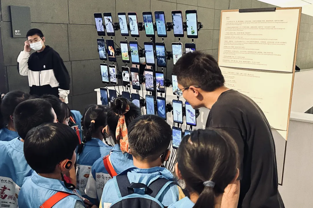 09 Yang Yanyuan introduced his work to the visitors.png