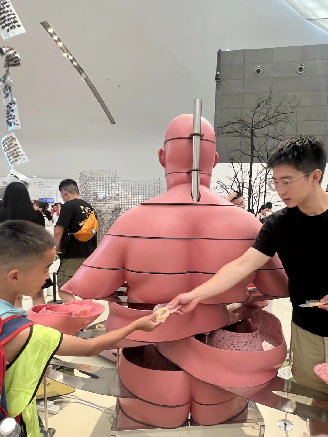 10 Cao Hongwei distributed 3D printed cookies to children.png