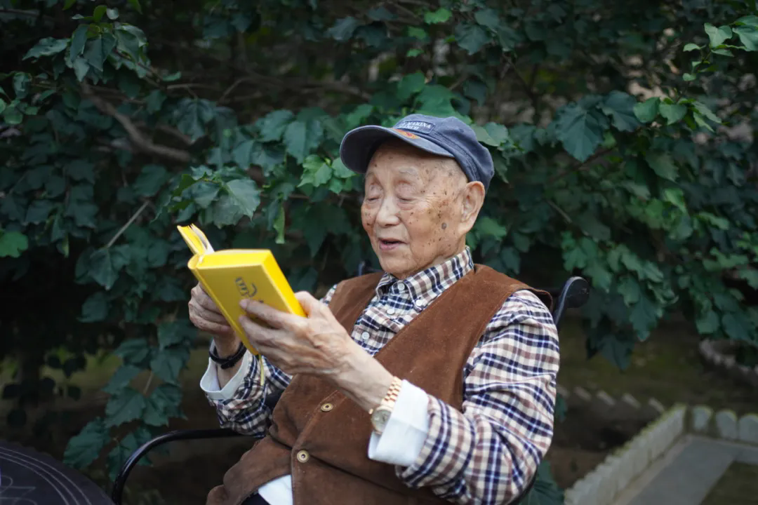 04 Huang Yongyu in His Late Years (Photo by Bimuyu).png