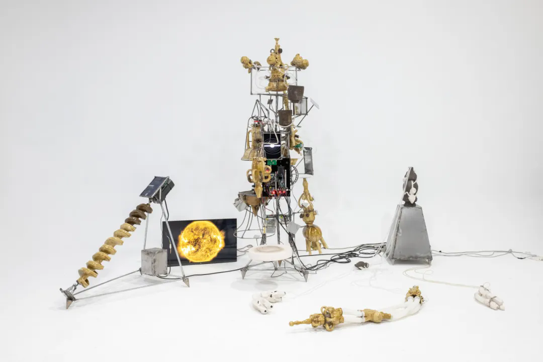 Gan Haoyu, Counter of Sand, 2024, 340cm×300cm×240cm, earthworm excrement, sun-concentrated ceramics, metal, mirrors, hoses, circuit boards, motors, mud; Courtesy of the Artist.png