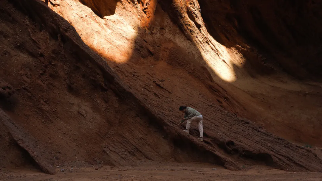 28 The artist collected mineral pigments in Tianshan Grand Canyon..png