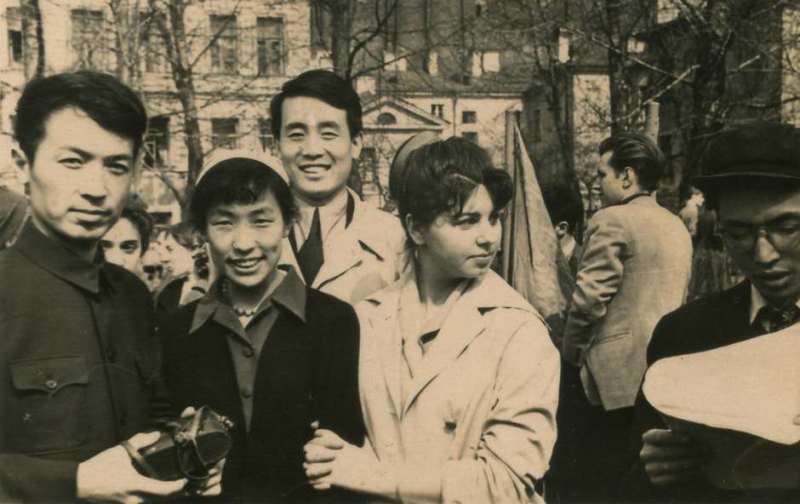 1950年代林岗在苏联留学时期与同学合影，左一林岗，左二李玉兰。.jpg