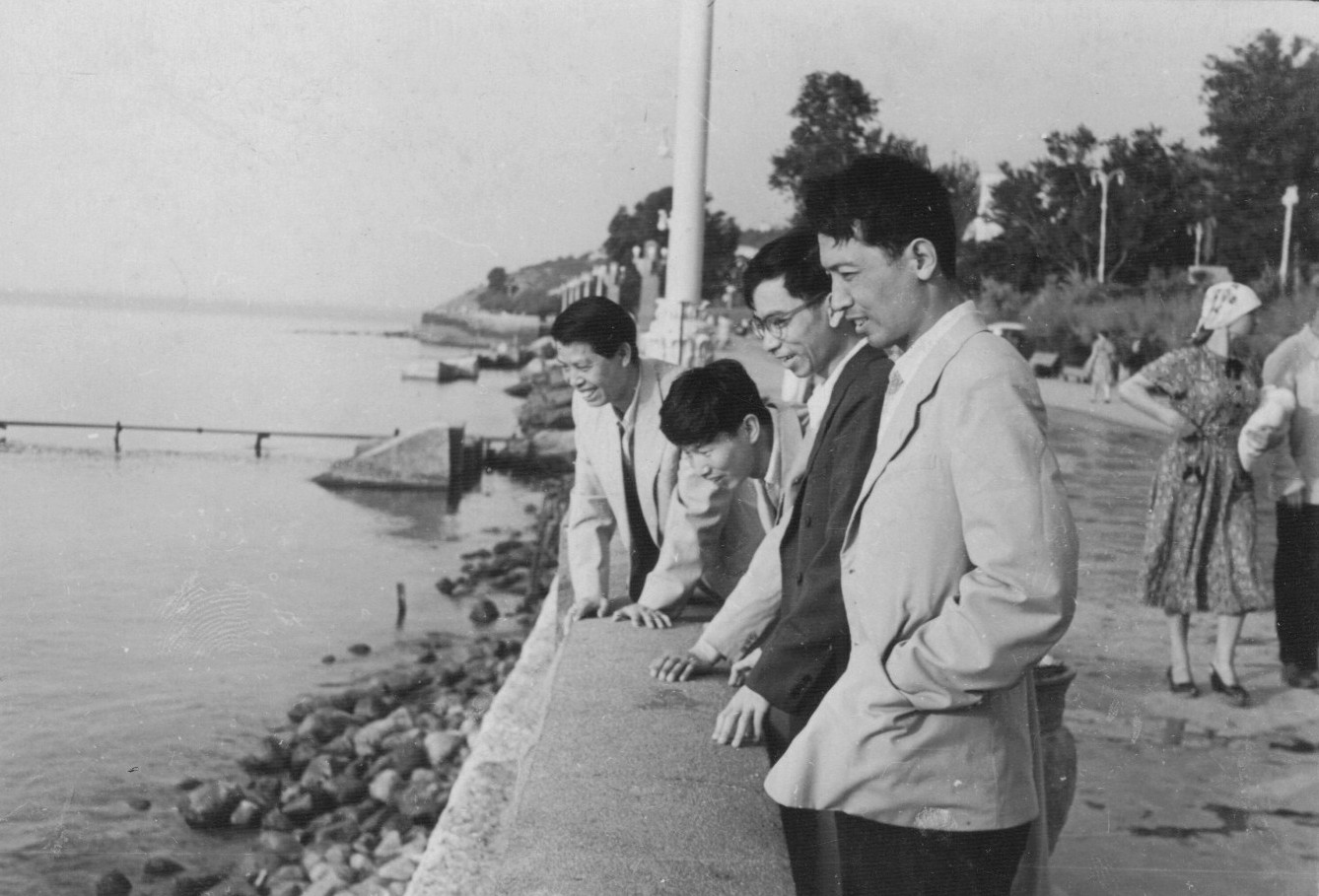 1956年，林岗与罗工柳、全山石等在黑海边。.jpg